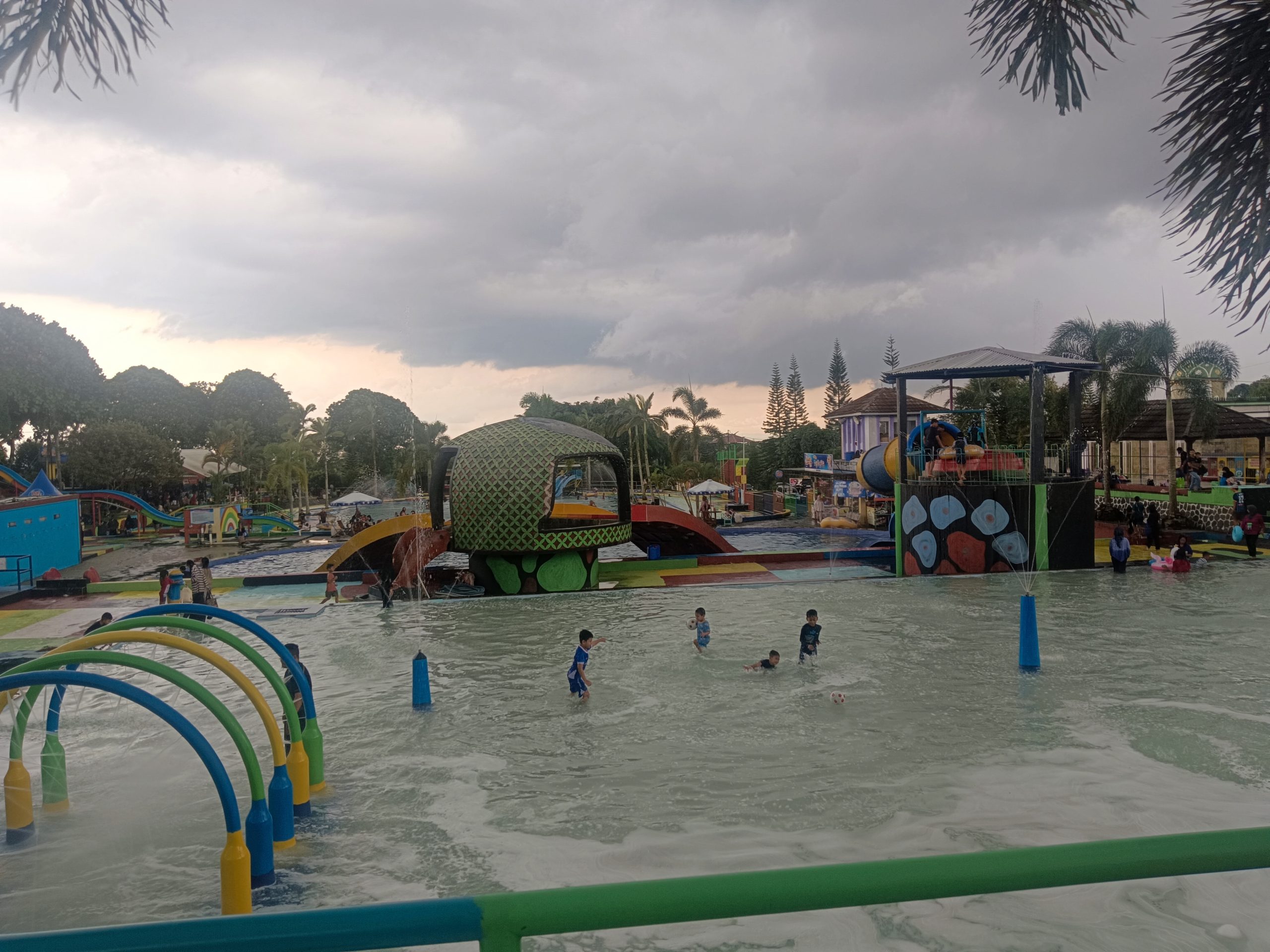 Wisata Kolam Renang Waterboom Sumber Jaya